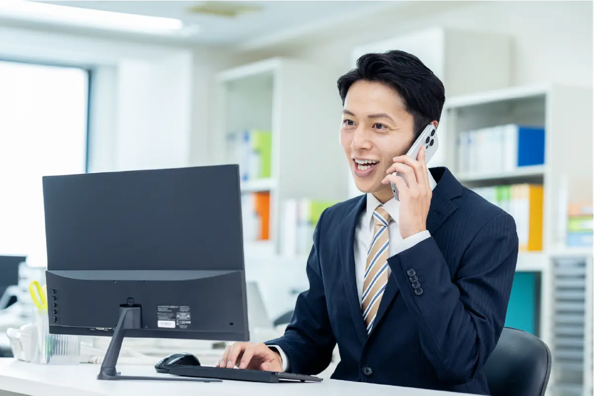 仕事中の男性社員