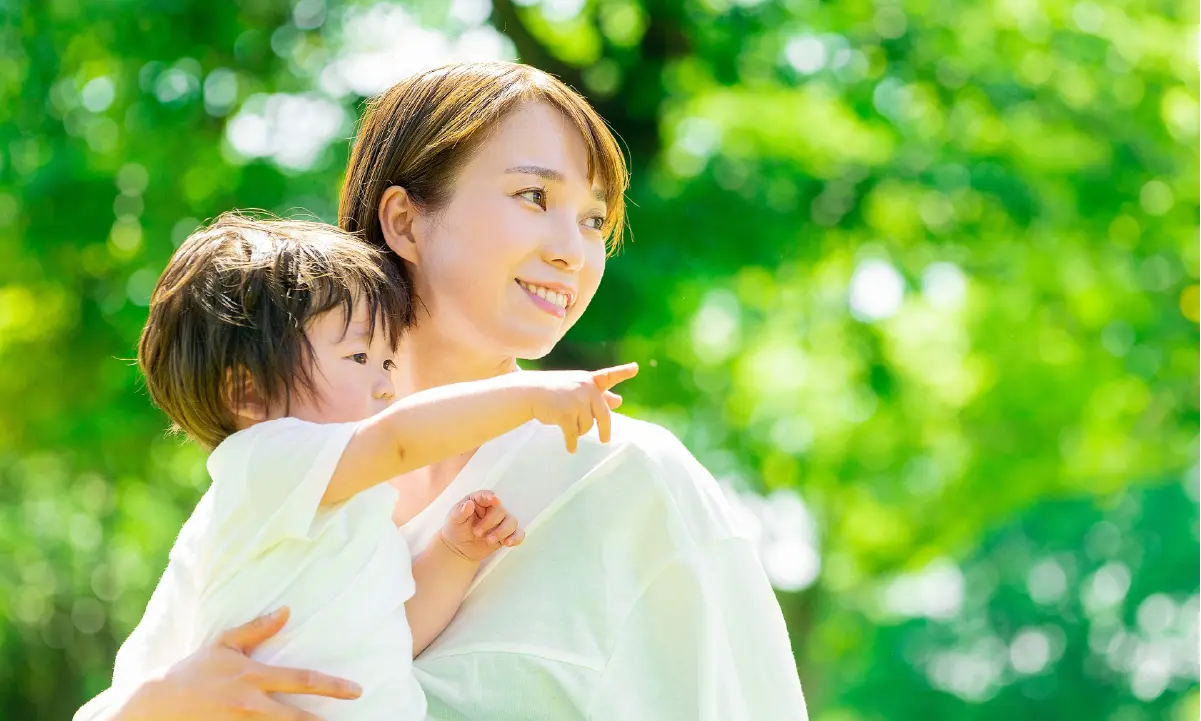 子供を抱いている女性