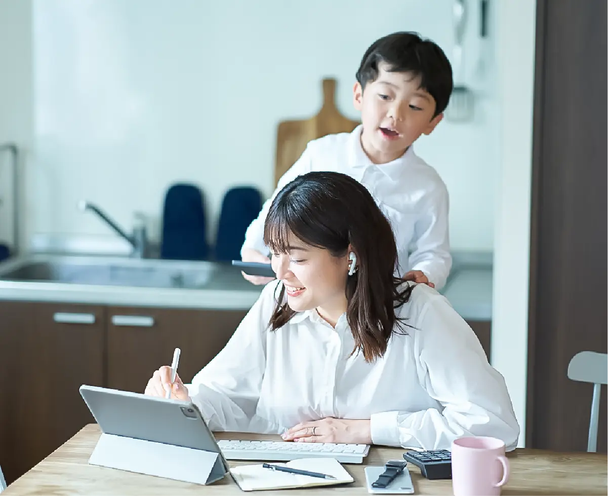 自宅で仕事中の子育てママ