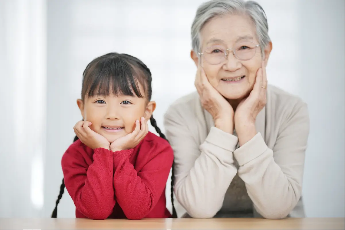 高齢者と子供の笑顔