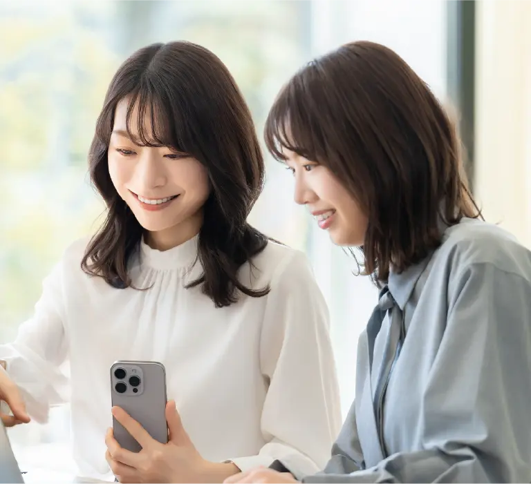 楽しそうに仕事をする女性