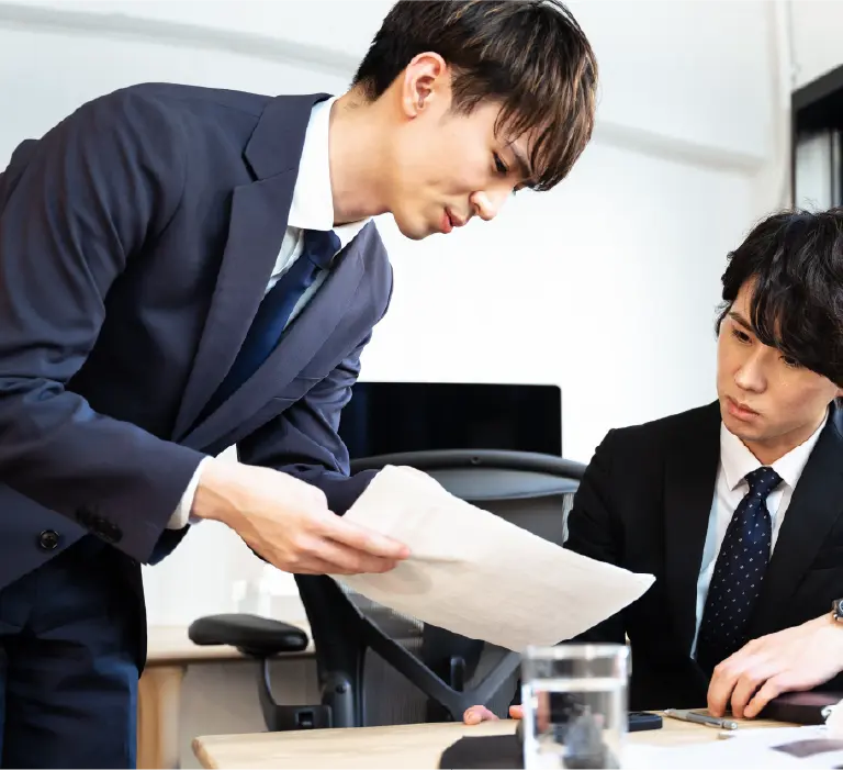 仕事中の男性社員2人