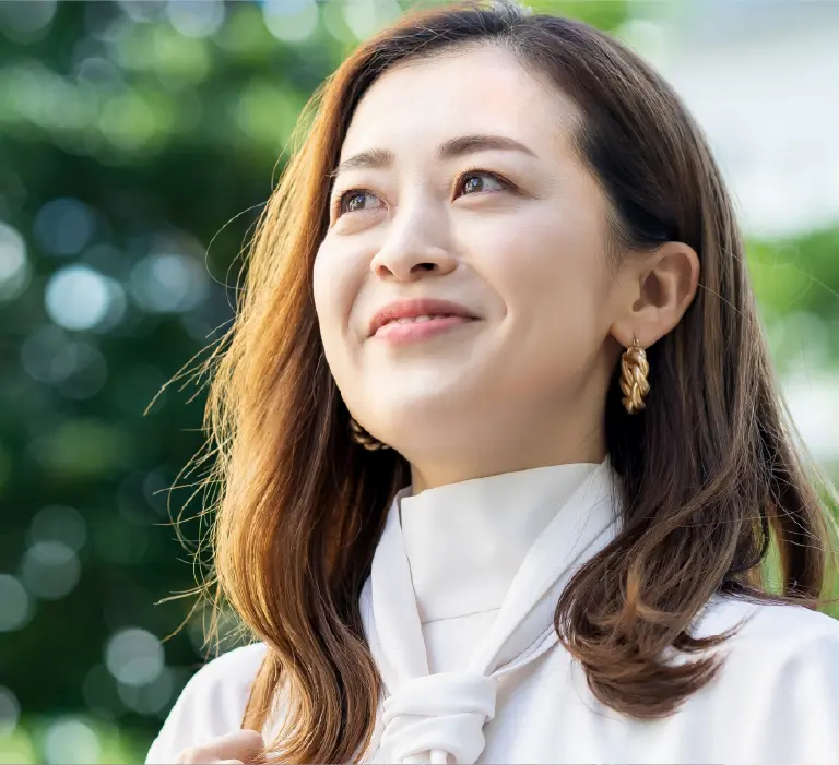 街を歩く笑顔の女性